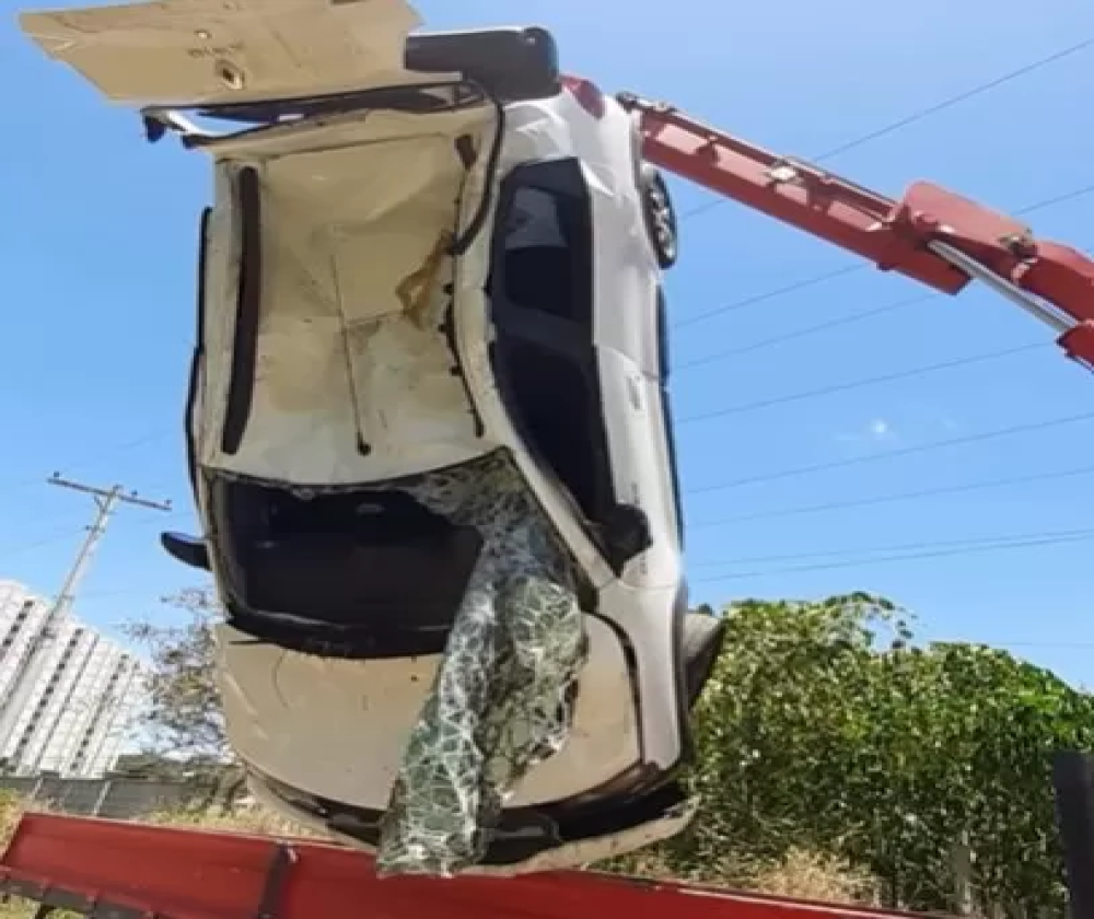 Motorista perde controle e cai com carro em córrego em Vespasiano