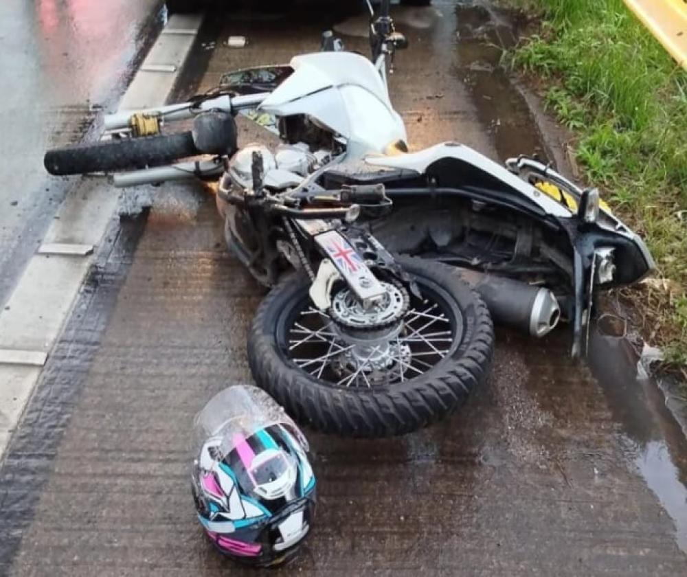 Mulher cai de moto e morre ao ser atropelada por caminhonete na MG-010