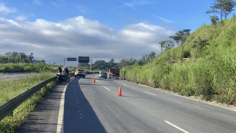 Colisão traseira entre moto e caminhão deixa dois feridos na MG-424