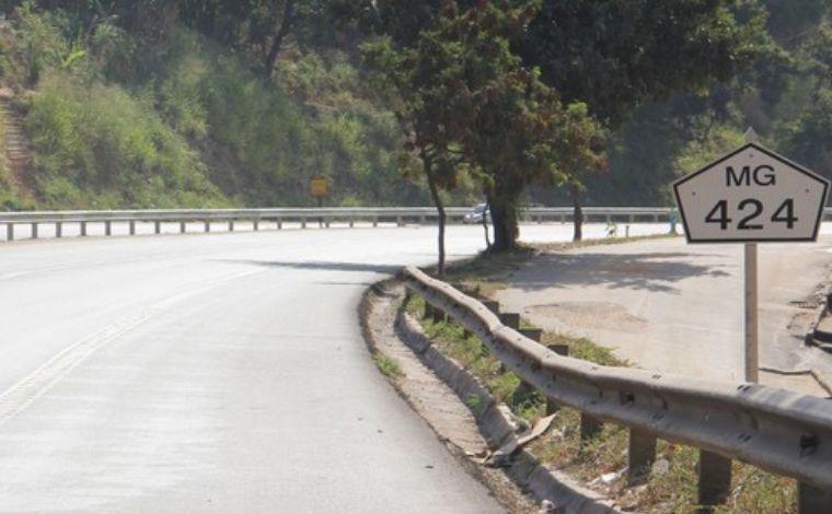 Colisão entre dois carros deixa cinco pessoas feridas, incluindo duas crianças, na MG-424 em Confins