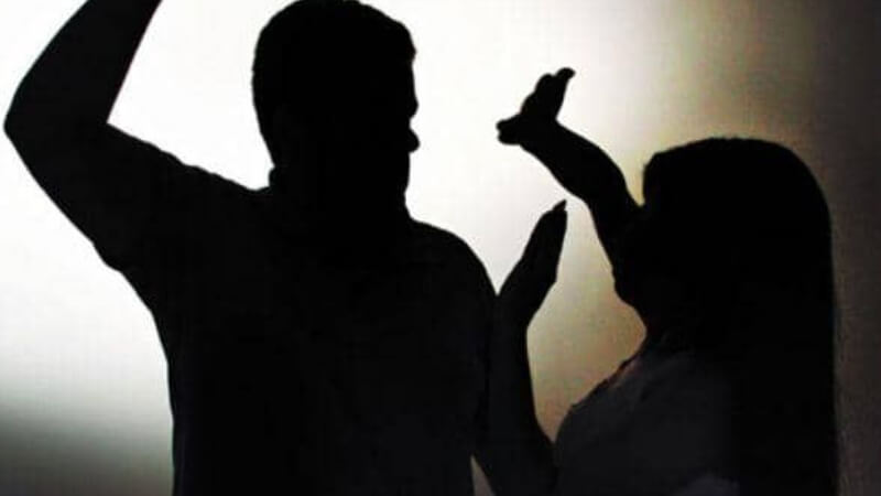 Morador de rua agride mulher com cerâmica no Centro de Vespasiano