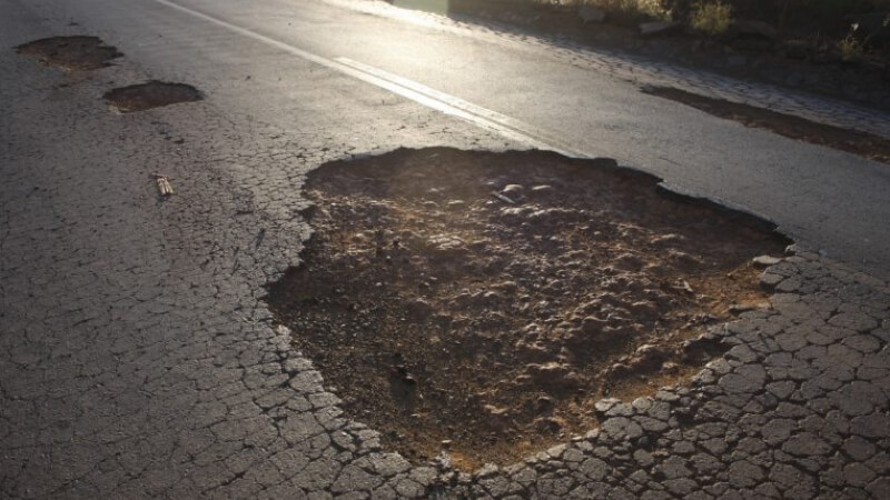 Motorista relata buraco na pista e pneu estourado após acidente na Via Norte em Pedro Leopoldo