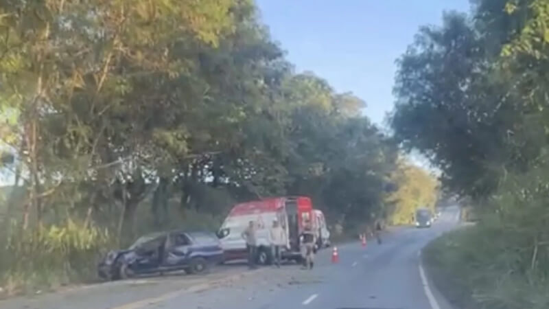 Acidente deixa carro destruído e mobiliza equipes de resgate na MG-424 em Matozinhos