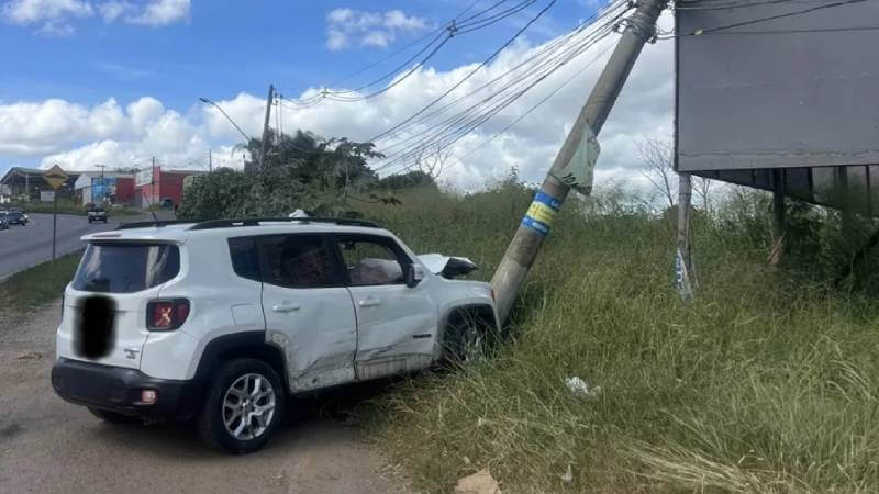 Acidente entre dois carros deixa ferido e derruba poste na MG-424
