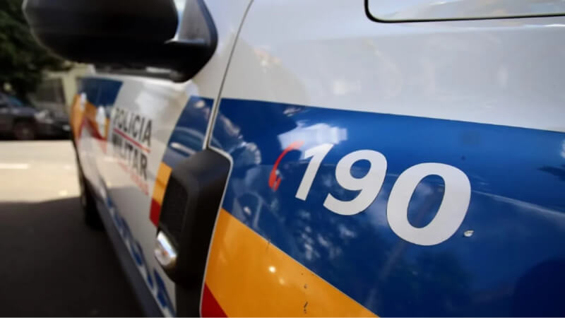 Dois homens são presos com moto furtada, arma e drogas em Vespasiano