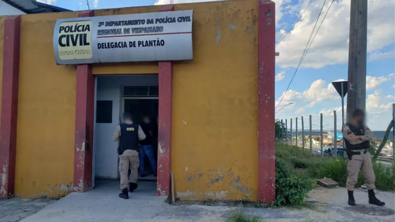 Homem preso por tráfico de drogas abre algemas, pula de viaduto para fugir da polícia e quebra o pé em Vespasiano